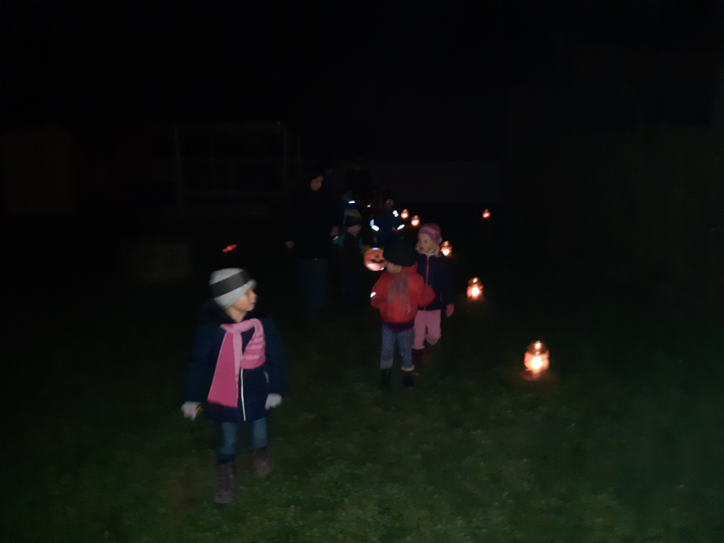 Uspávání broučků, lampionový průvod