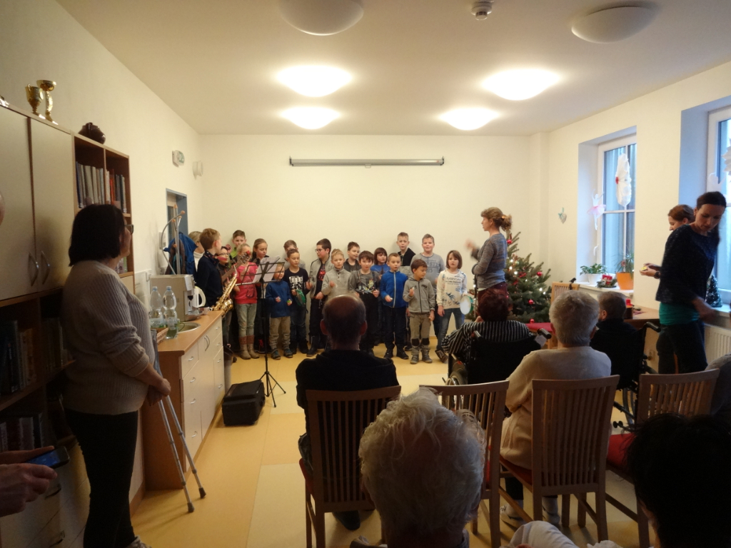 Vánoční zpívání v domě seniorů